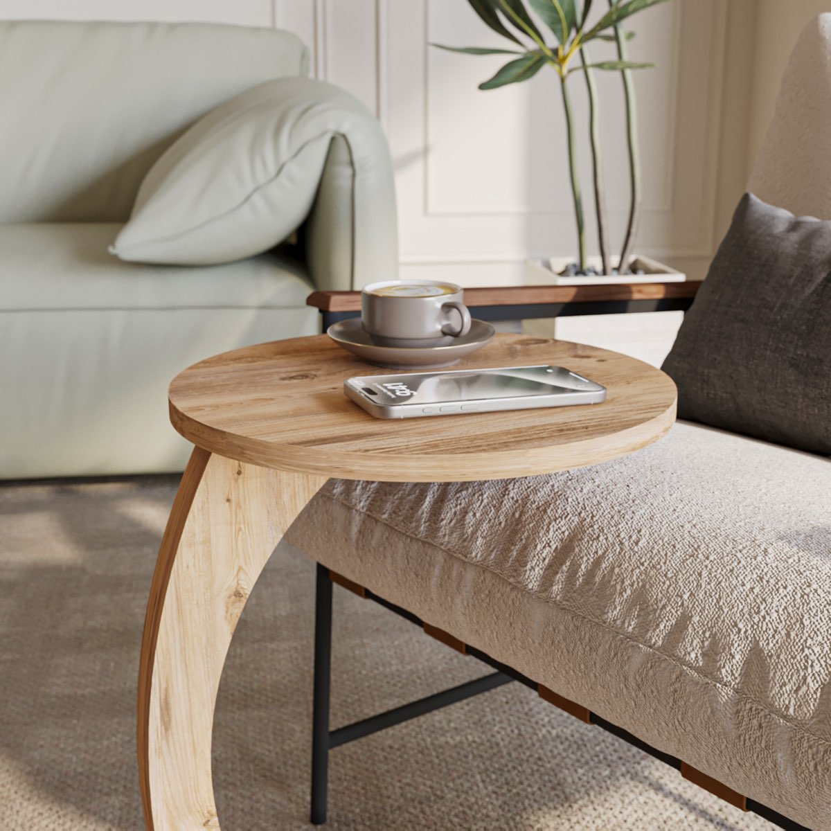 CASANA Beistelltisch in Atlantik Çam, dessen Platte über die Sitzfläche eines Sofas greift