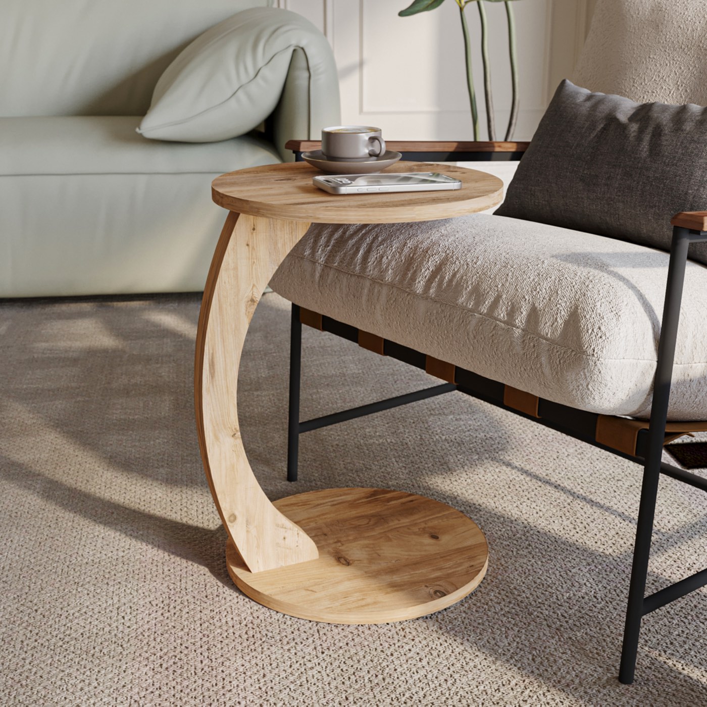 CASANA Beistelltisch in Atlantik Çam neben Sofa und Sessel in einem hellen Wohnraum